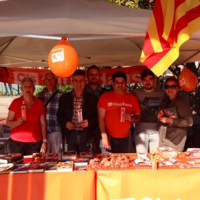 Multitud de colomencs celebren la Diada de Sant Jordi amb els candidats de Ciutadans (C’s)