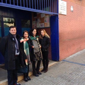 La diputada de Ciutadans (C’s), Sonia Sierra, es reuneix amb l’AMPA del CEIP Serra de Marina per conèixer les seves necessitats